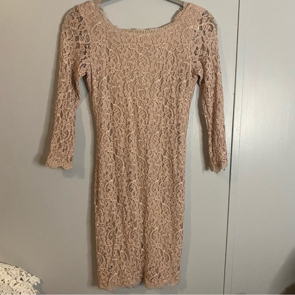 Diane Von Furstenberg Lace Bodycon Party Dress in Size 2 - Picture 1 of 11